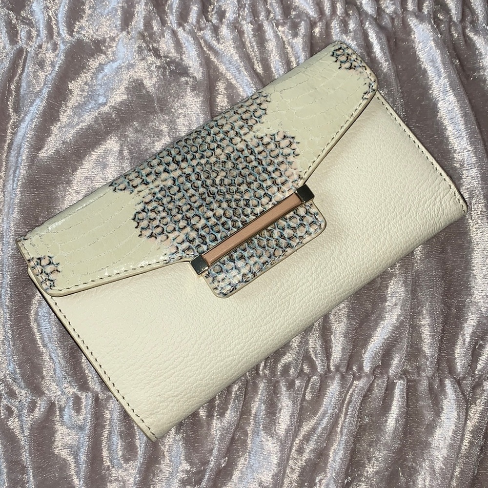 Vince Camuto: Trifold Wallet